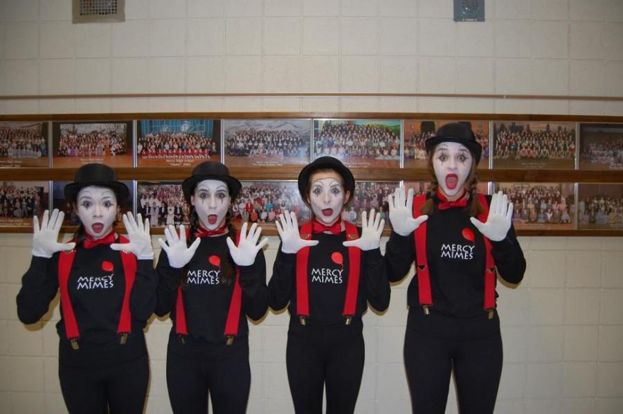 Mimes Entertain at the Auction