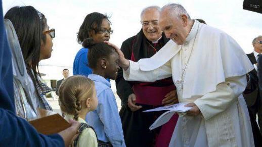 Pope Francis takes time for people from all walks of life, blessing a crowd of over 2,000 people at St. Patrick's parish in New York City. (Photo credit: Public Domain)