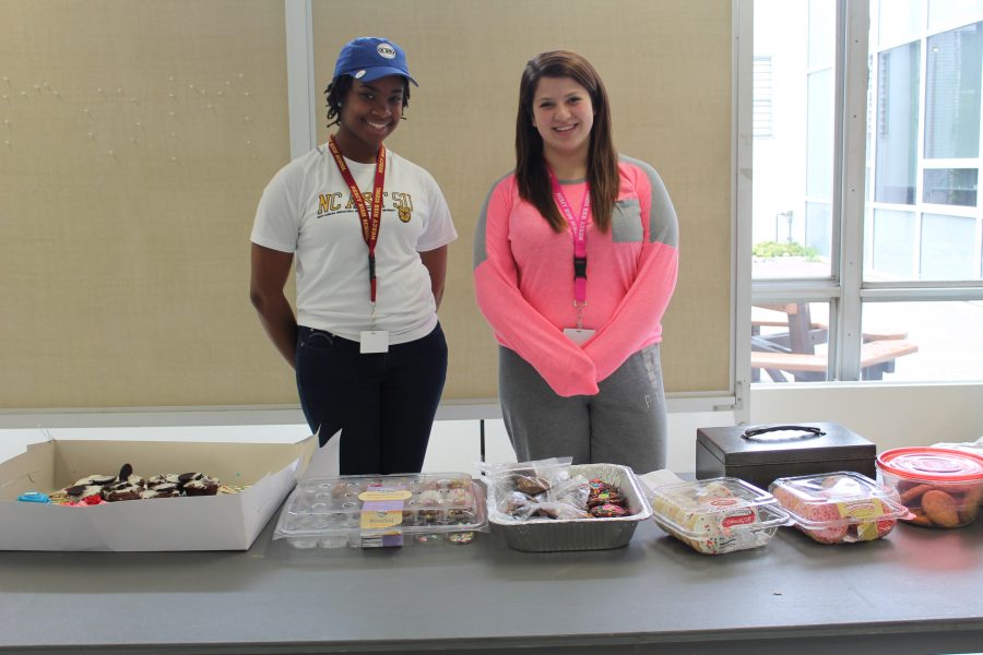 BPA members senior Asha McElroy and junior Katelynn Smith greet buyers with a smile. (Photo credit: Brooklyn Rue)