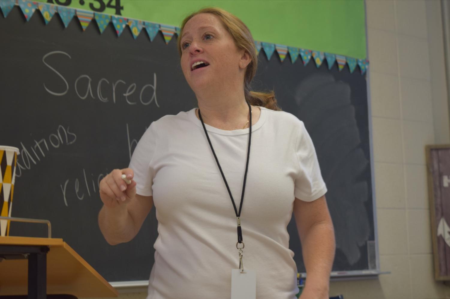 Mrs. Andrea Kowalyk teaches her freshmen Intro to Theology class the importance of scripture and how it can impact their lives.
Photo by Dunya Kizy.