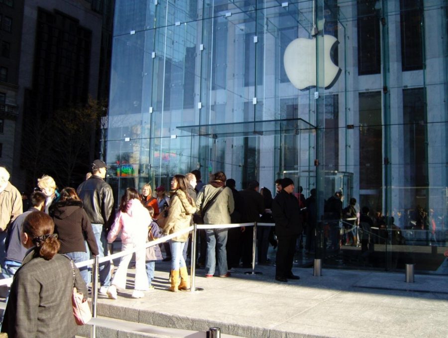 Lines of people gather at the Apple store on Fifth Avenue, waiting for the doors to open and the highly anticipated Black Friday deals. 
Fair Use: Flickr