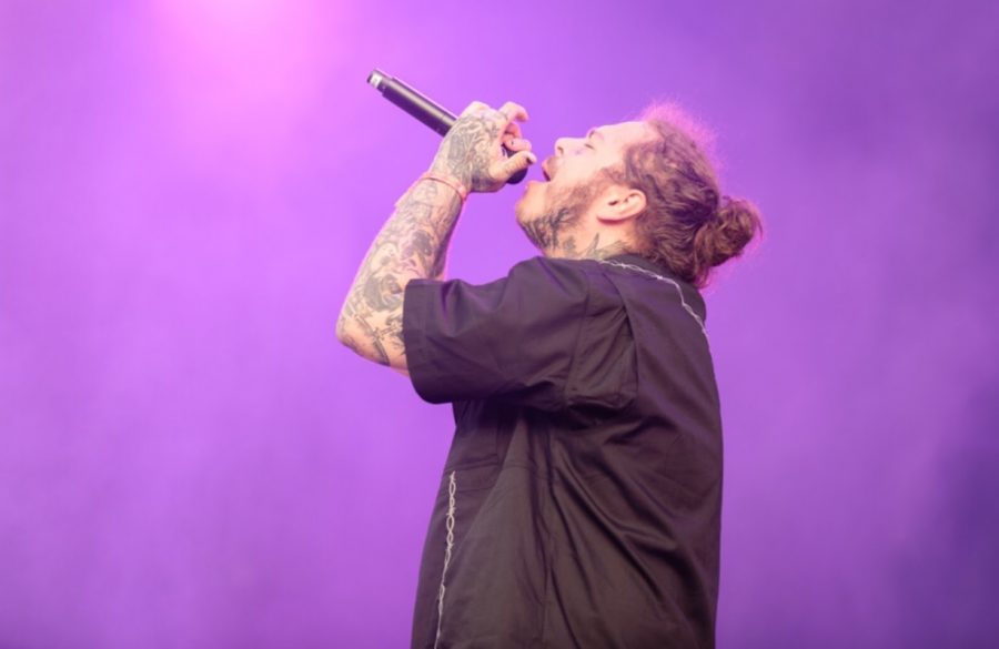 Post Malone performing his previous album, Beerbongs and Bentleys. Fair use: Photo from Wikimedia Commons 
