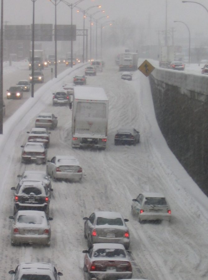 Cars swerve as they lose maneuverability and road friction because of the snow and ice. Fair use: Creative Commons
