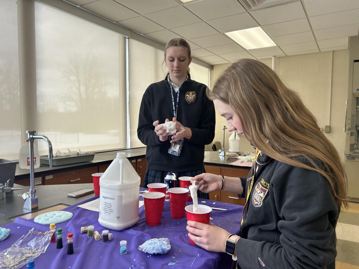 Link Crew hosts slime-making day for the Class of 2028